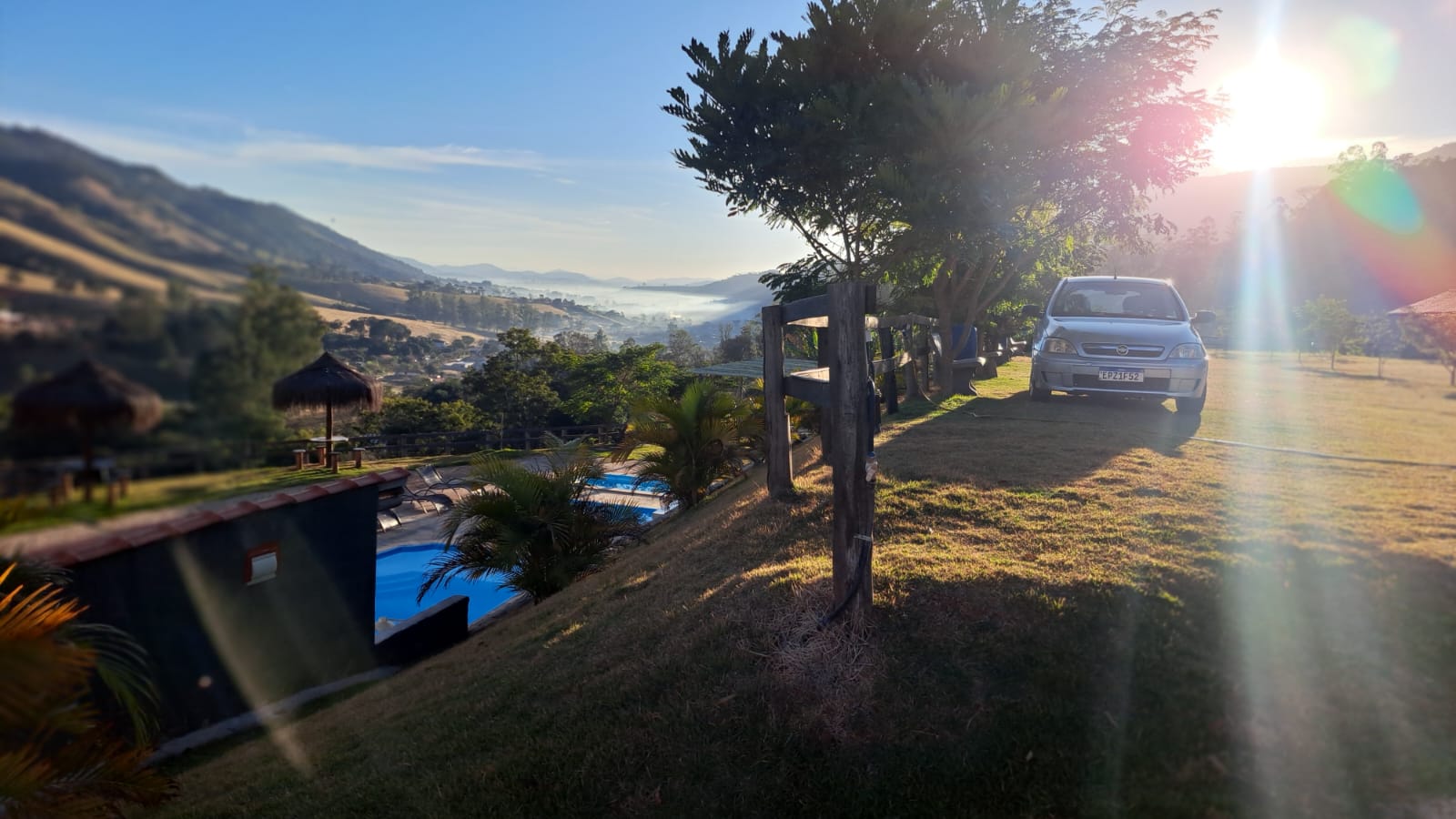 Vista panorâmica da natureza exuberante no Camping Pais e Filhos