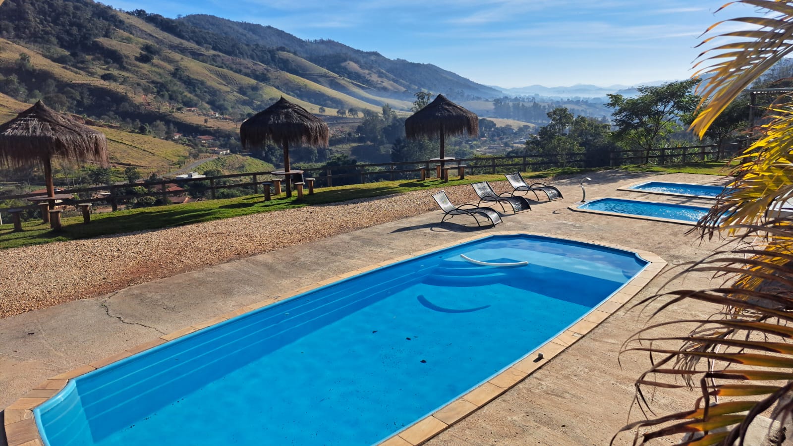 Área de lazer com piscinas e escorregadores no Camping Pais e Filhos