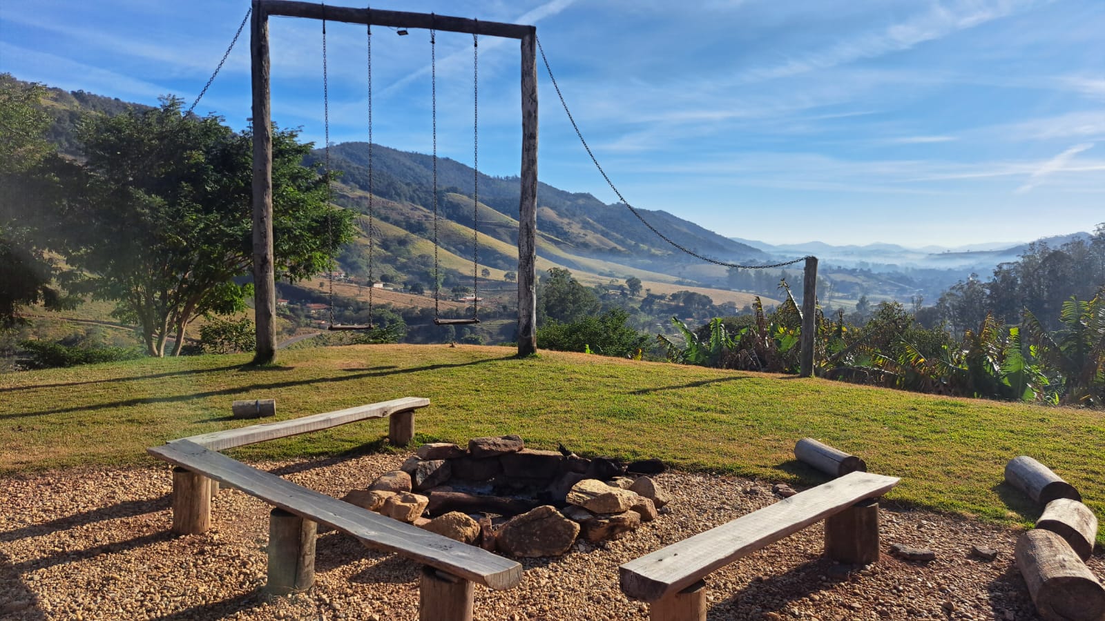 Chalés aconchegantes e área de camping arborizada no Camping Pais e Filhos