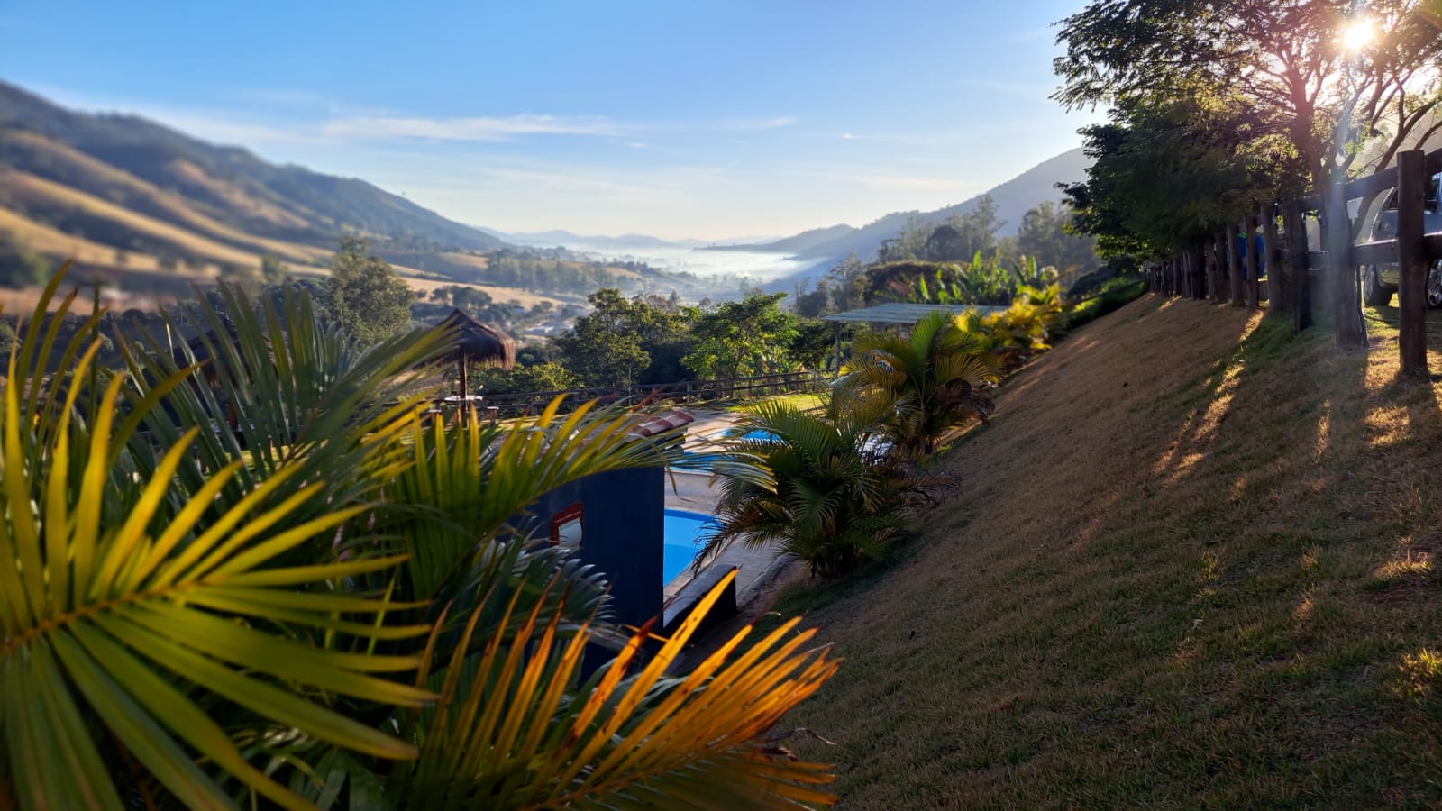 Vista aérea do Camping Pais e Filhos com áreas verdes