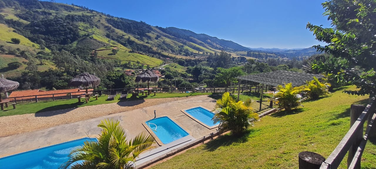 Área de lazer com piscina no Camping Pais e Filhos